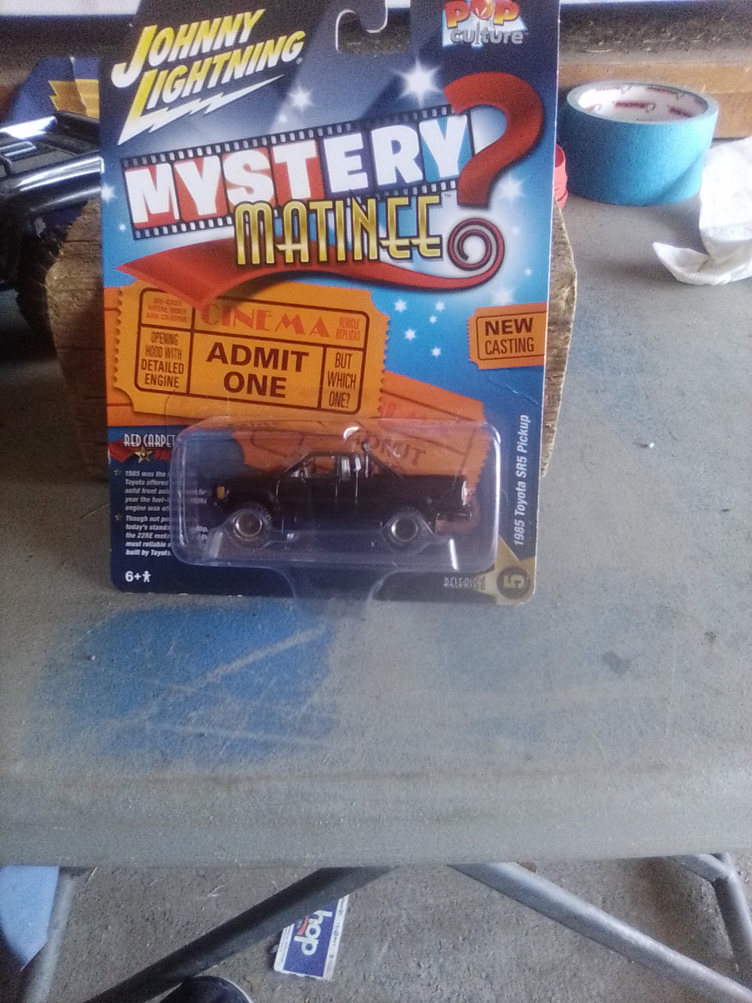 Johnny Lightning 1:64 Toyota SR5 Pick Up 1985 &ndash; Mystery Matinee Nero &ndash; Modello Da Collezione