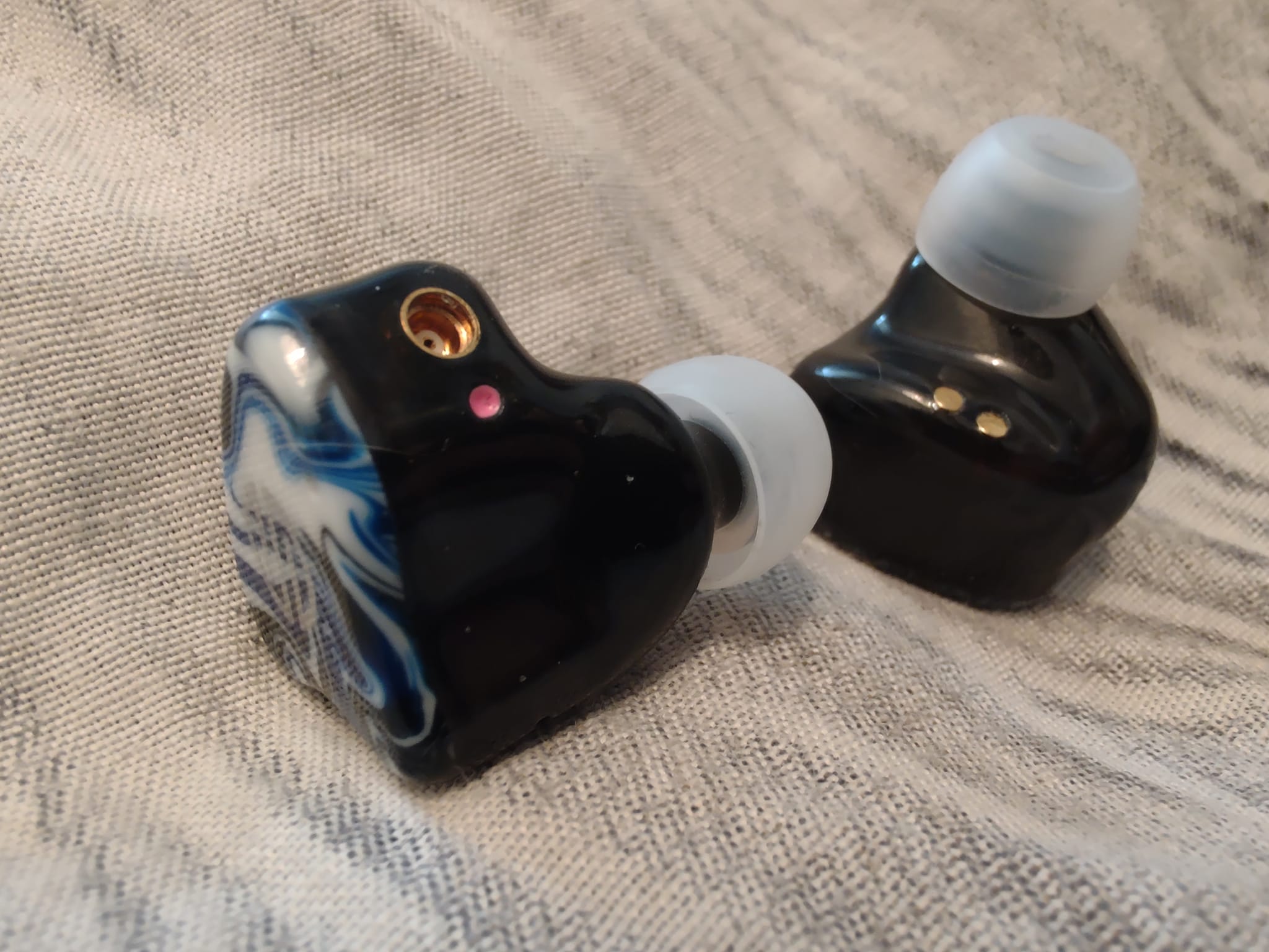 BGVP Q2s TWS With MMCX You have an optional MMCX connectors if