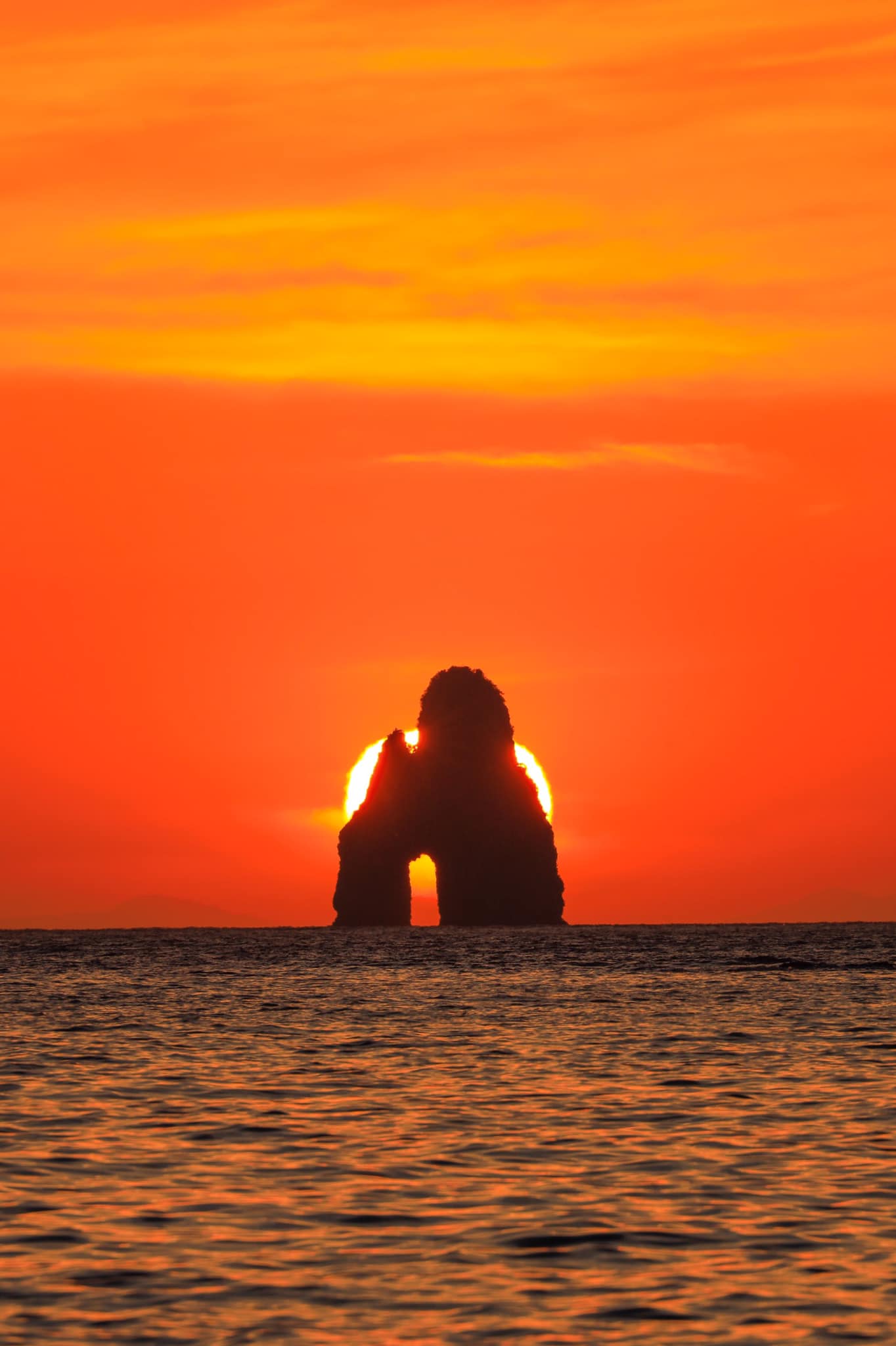 絶景九州 - 夕陽を背負う大角力。大角力は長崎市の西海岸に接する角力灘に立つ岩。岩の中央に帆掛け舟が通れる大きな穴が開いている。近くには少し ...