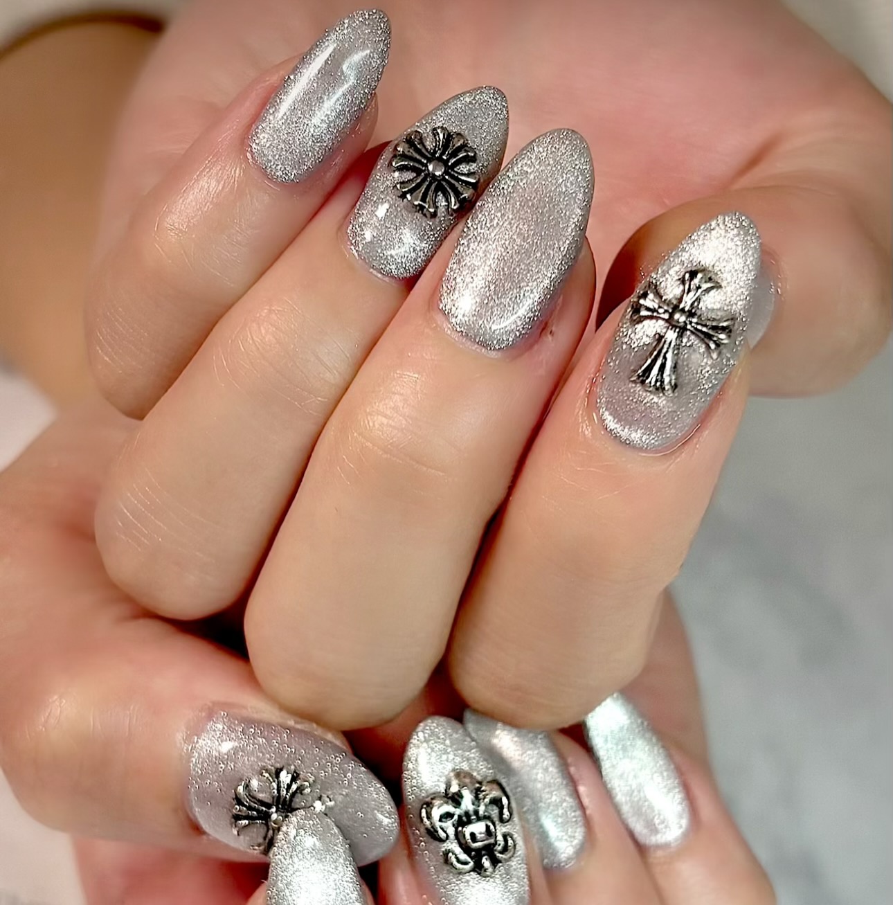 お客様ネイル💅✨ パーツご持参のオーダーデザインです♪ シルバー