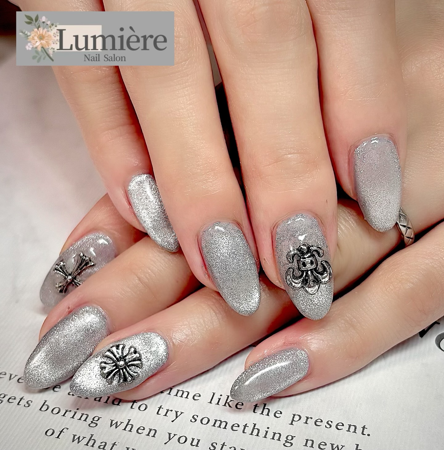 お客様ネイル💅✨ パーツご持参のオーダーデザインです♪ シルバー