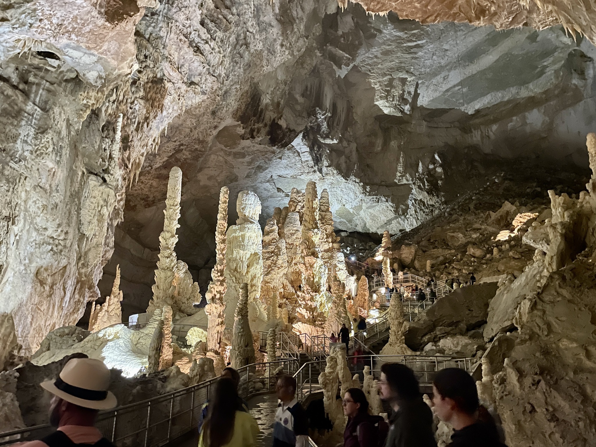 Travel - In Le Marche is a spectacular cave system, the Frasassi caves ...