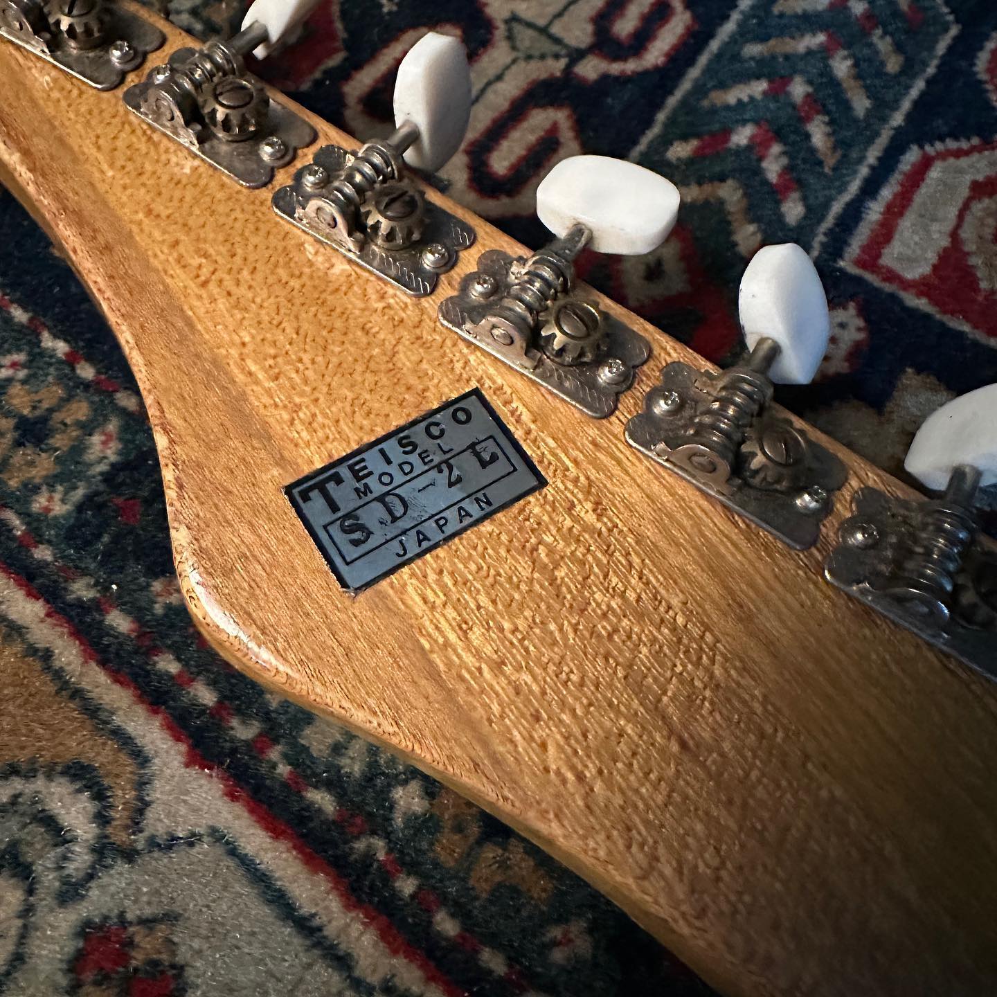 Teisco SD-2L and SD-4L guitar details