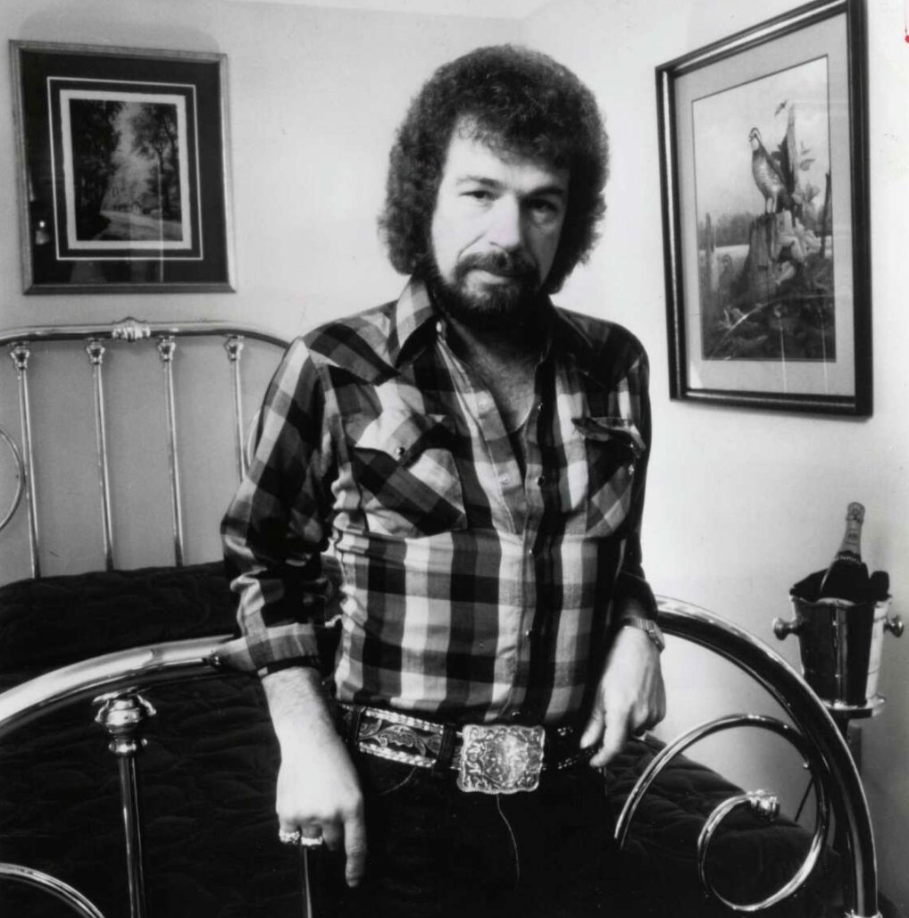 Golden - Gene Watson – Nothing Sure Looked Good On You 🎧 Play this song ...