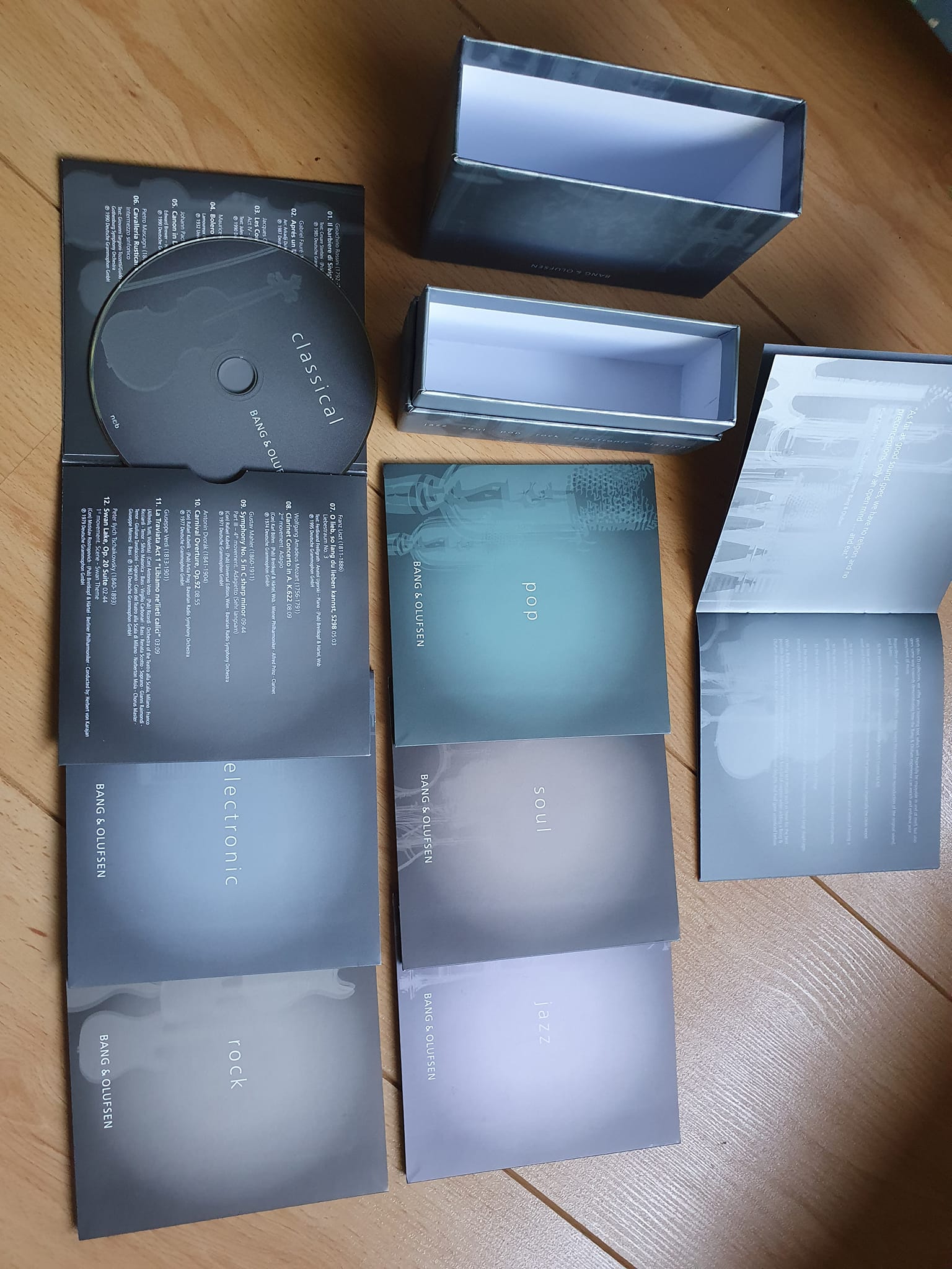 CD6 A new view on music for Beosound 9000. Two boxes (versions