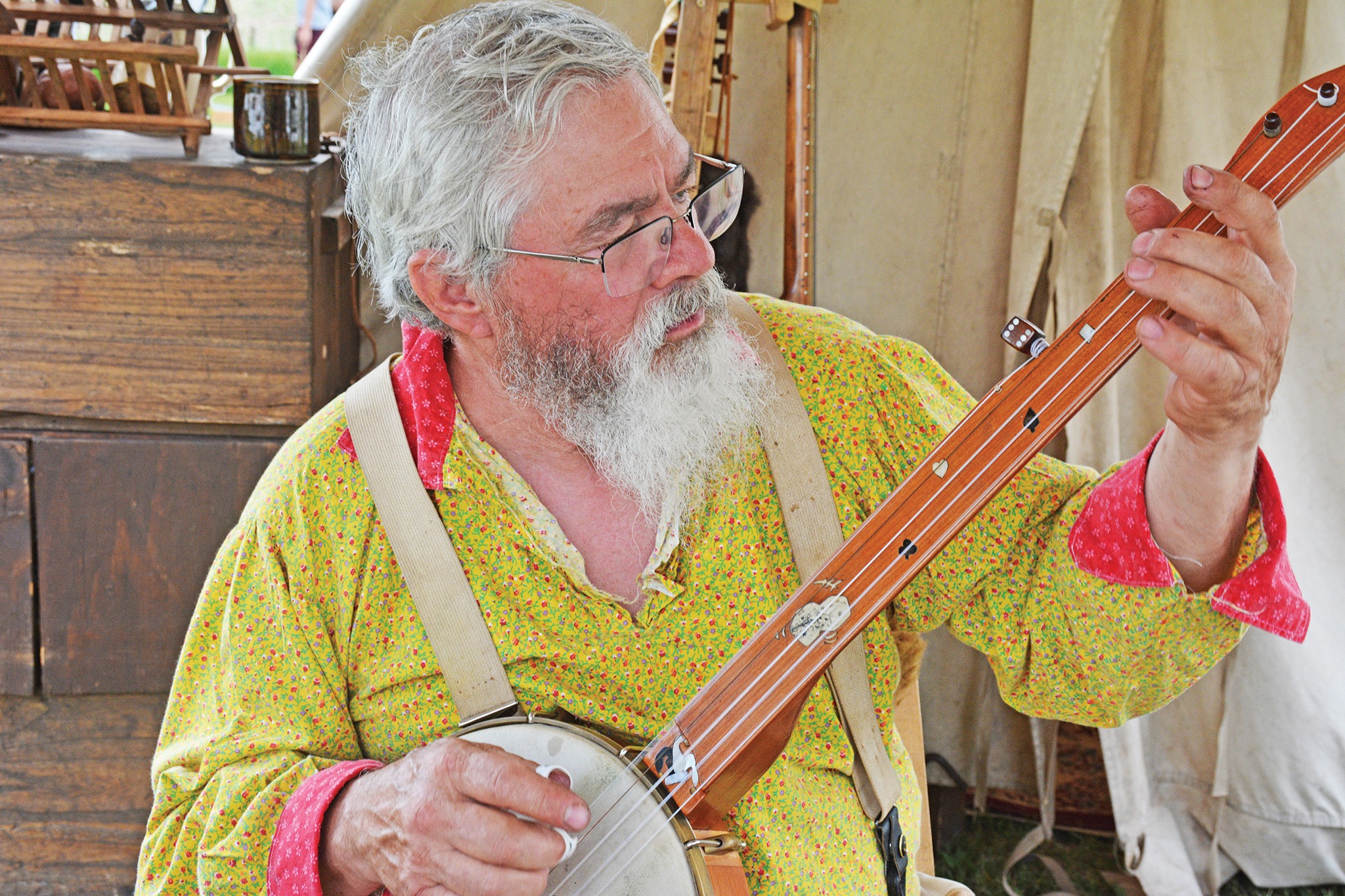 The Denison - Lyle Crockford, Mason City, plays a banjo of his own ...