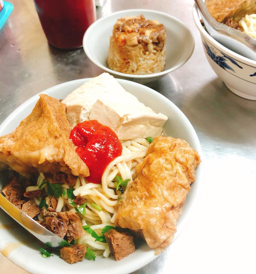 千千進食中 Chien Chien 二林的林記素食麵他們家的大碗才叫大碗哈哈哈 超有感 Facebook