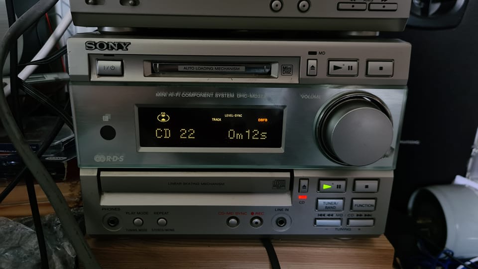 My gorgeous 1999 Sony DHC-MD373 that I got for free from a car