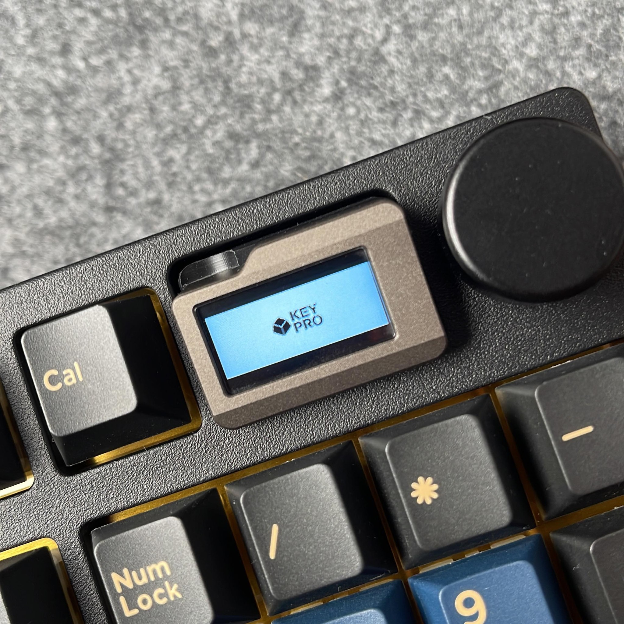 KeyPro - ใครเห็นอะไรในรูป 3 อย่าง ตอบถูกมีรางวัลให้ คีย์บอร์ดอะไร รอติด ...