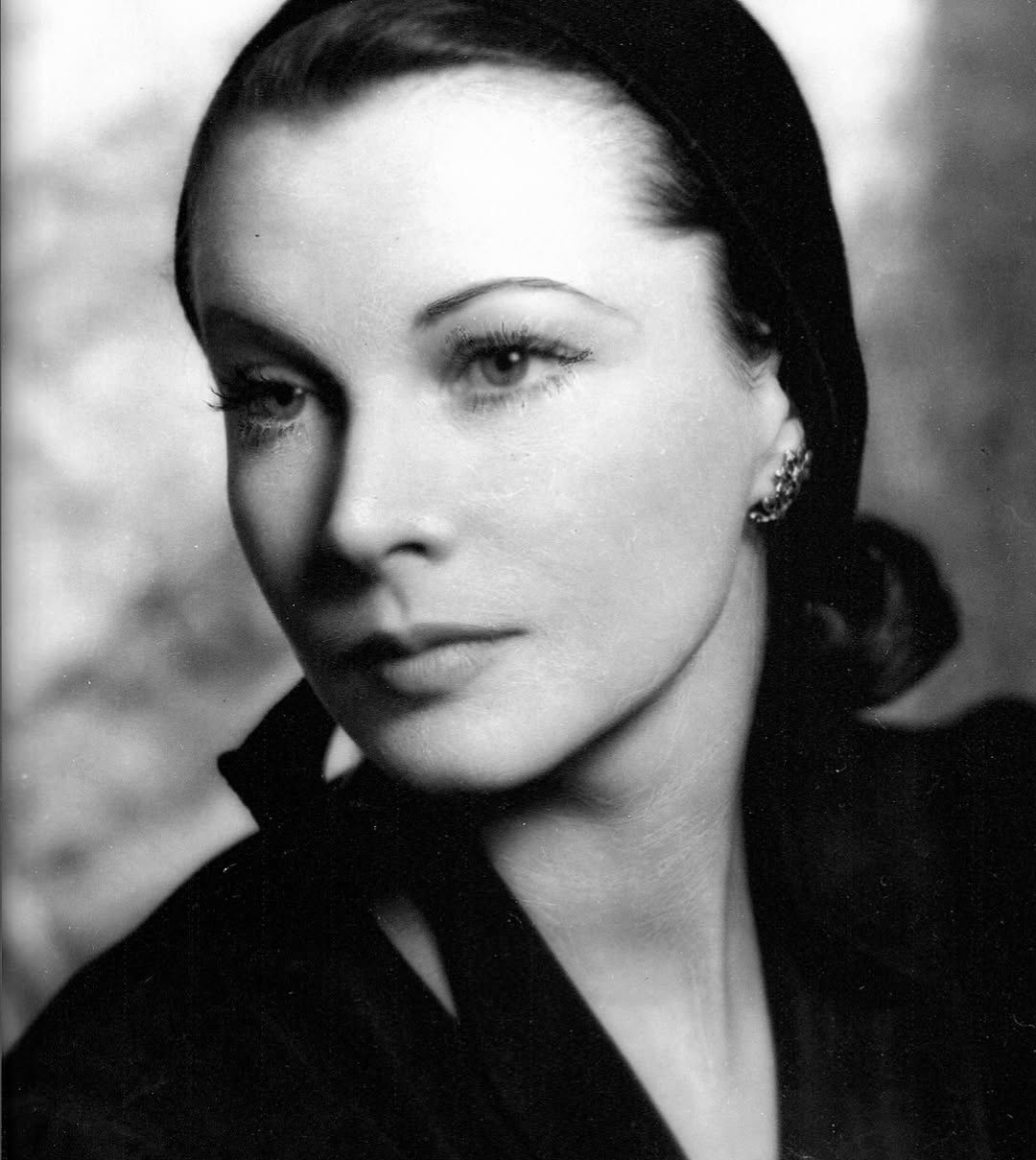The lovely Vivien Leigh in a rare, candid photo from 1939
