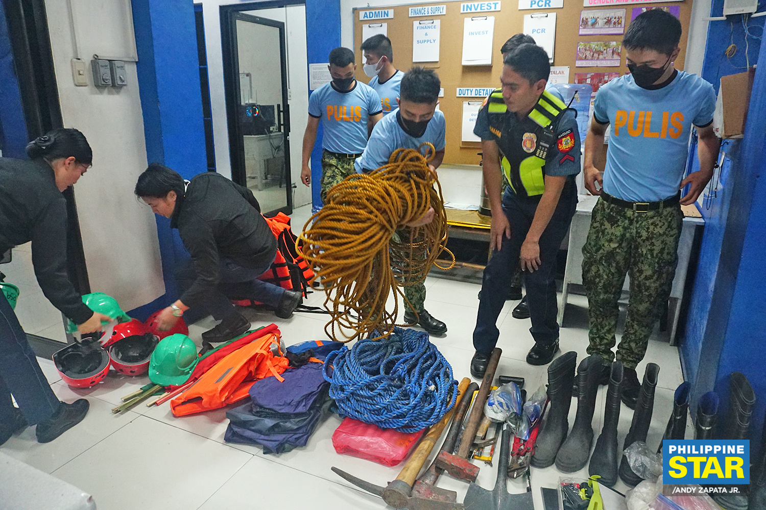 Philippine Star - Members of the search and rescue team of... | Facebook