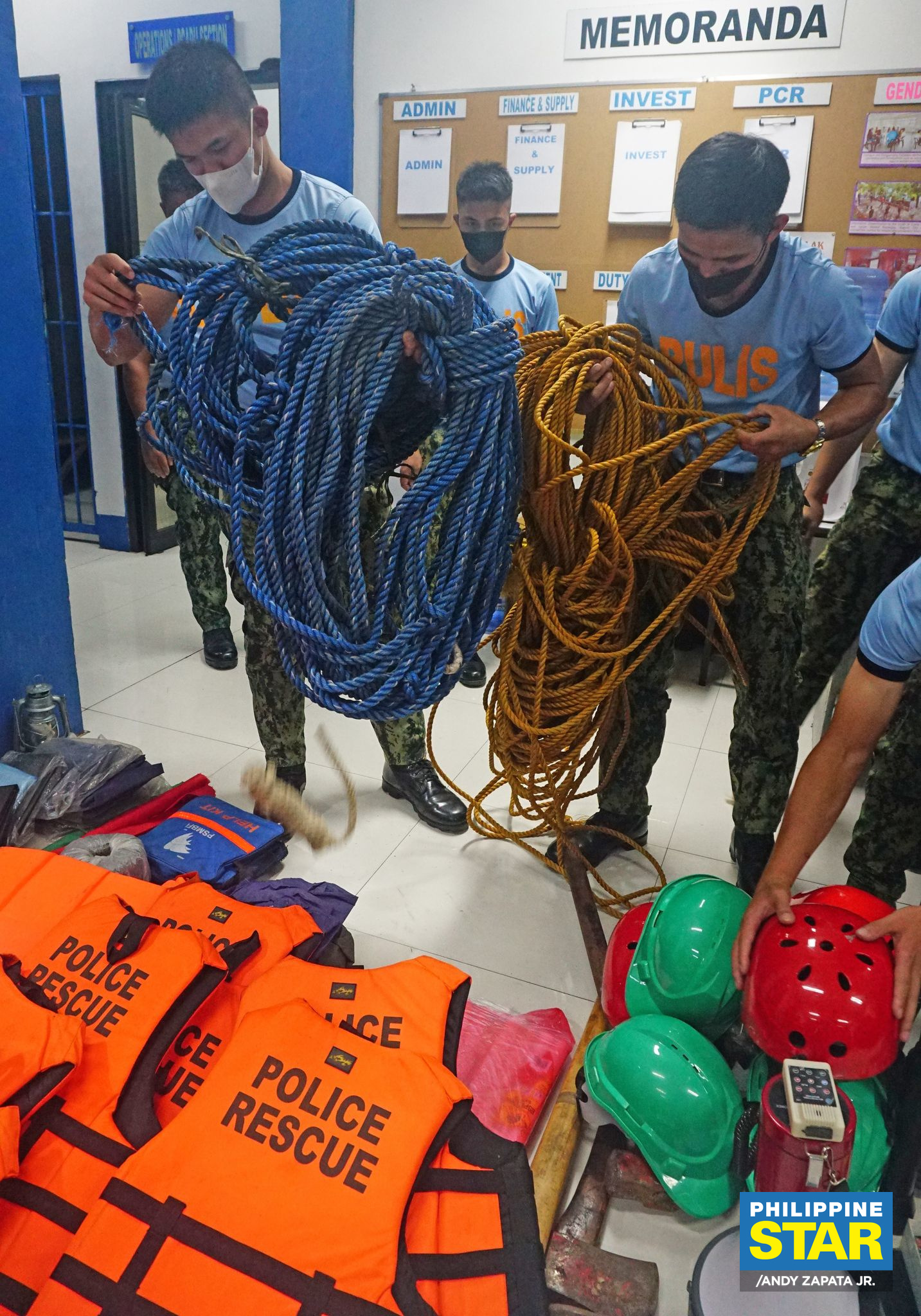 Philippine Star - Members of the search and rescue team of... | Facebook
