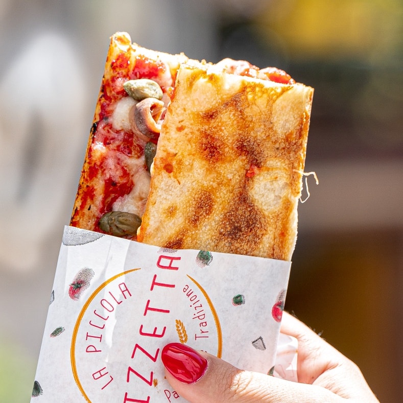 La Piccola Pizzetta - Via Garibaldi - Un'altra teglia sta per essere ...