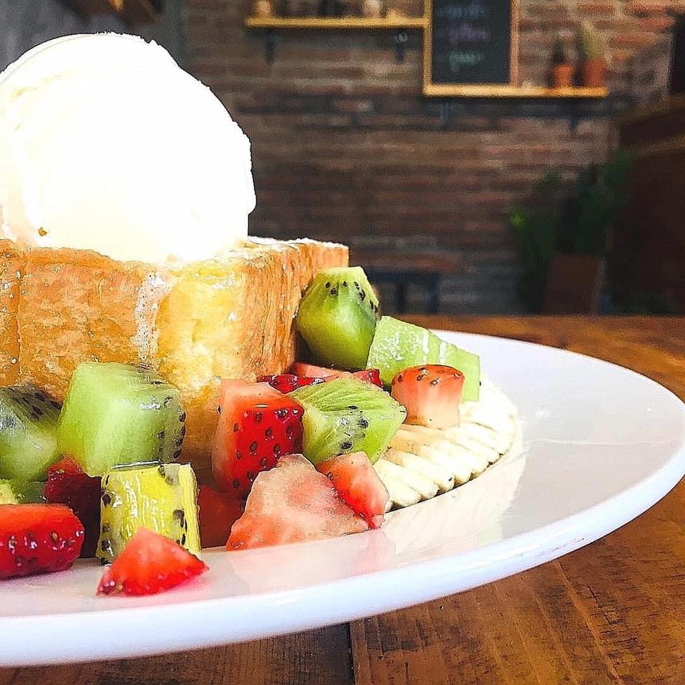 Cafe' de ROO - สายหวาน จะเดินผ่านได้ไง 🍞🍯🍓🍌🥝🥭 #honeytoats... | Facebook