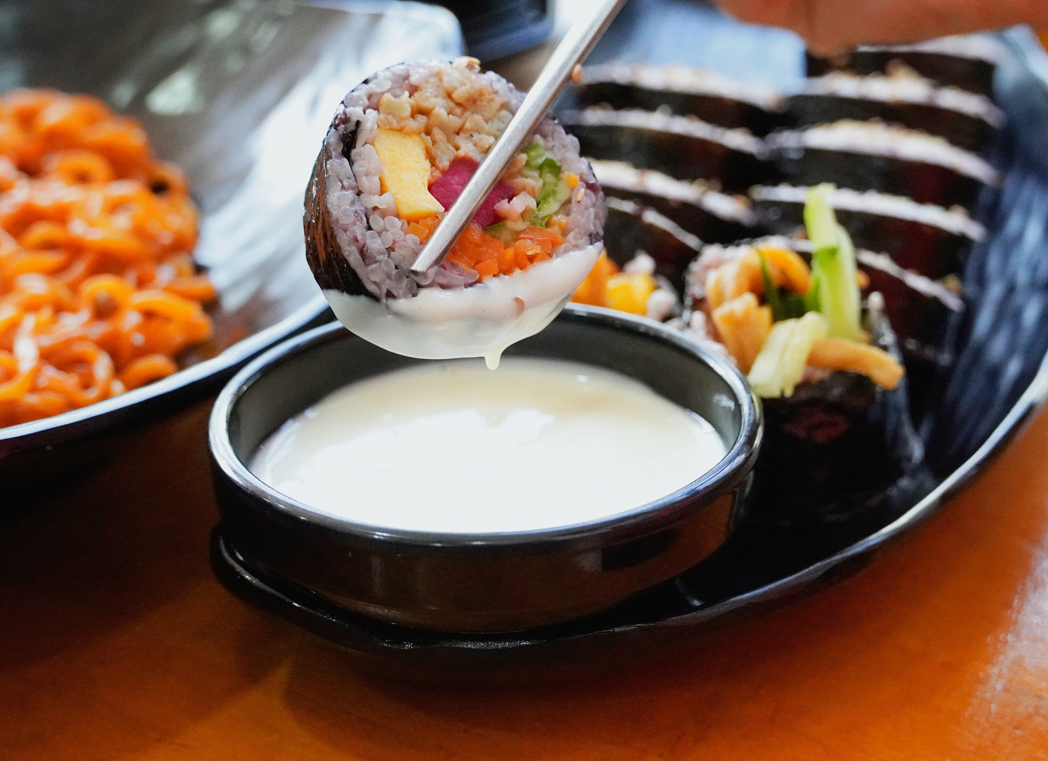 Kimbab là một loại cơm cuộn... - hanuri Korean fast food