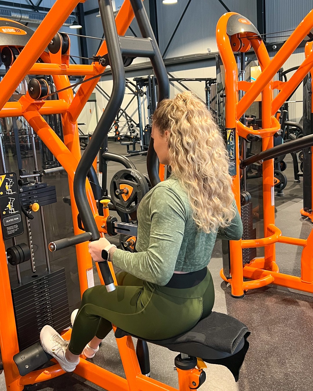 Basic-Fit - De Seated Rows 🚣 De Seated Row is een goede oefening voor ...