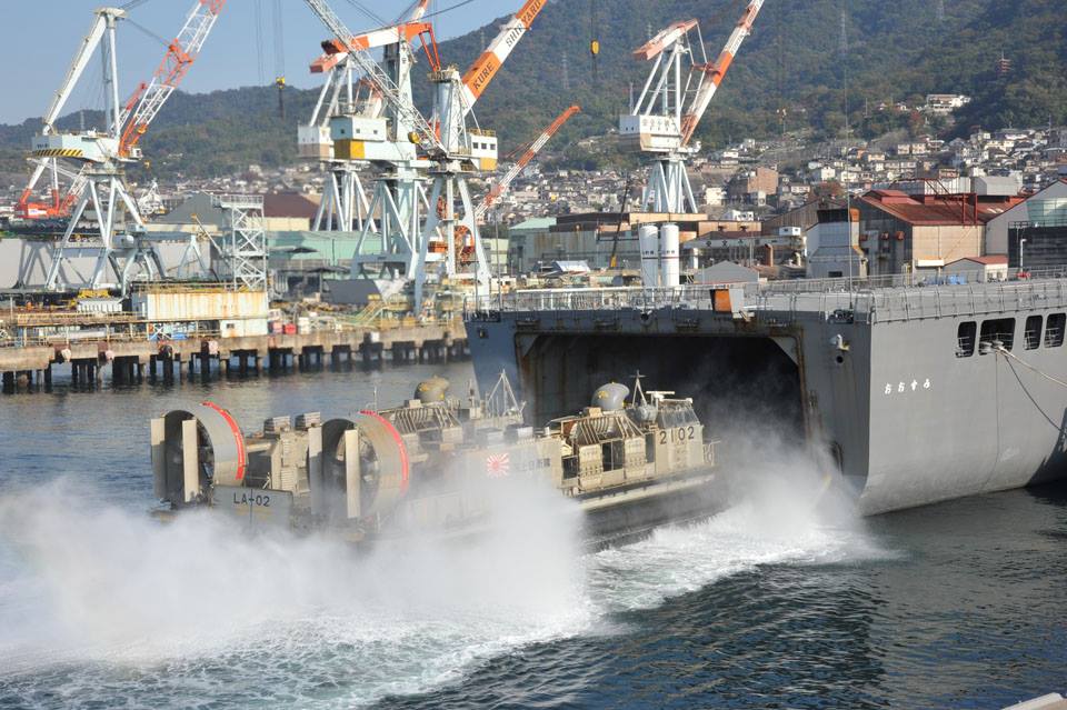 防衛省 海上自衛隊 (Japan - 25.11.16 輸送艦「おおすみ」へ搭載中の