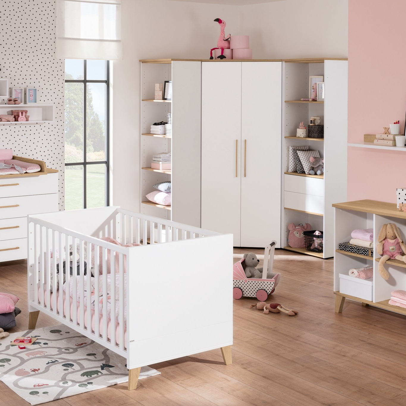 Kinderzimmer Oscar Das Kinderzimmer mit flexiblem Eck-Kleiderschrank auch für kleine Räume. Strahlend Weiß mit Eiche: Nordisches Design mit Hygge Feeling: Kreideweiße Flächen in Kombination mit massiven Füßen und Griffen aus Eiche sowie