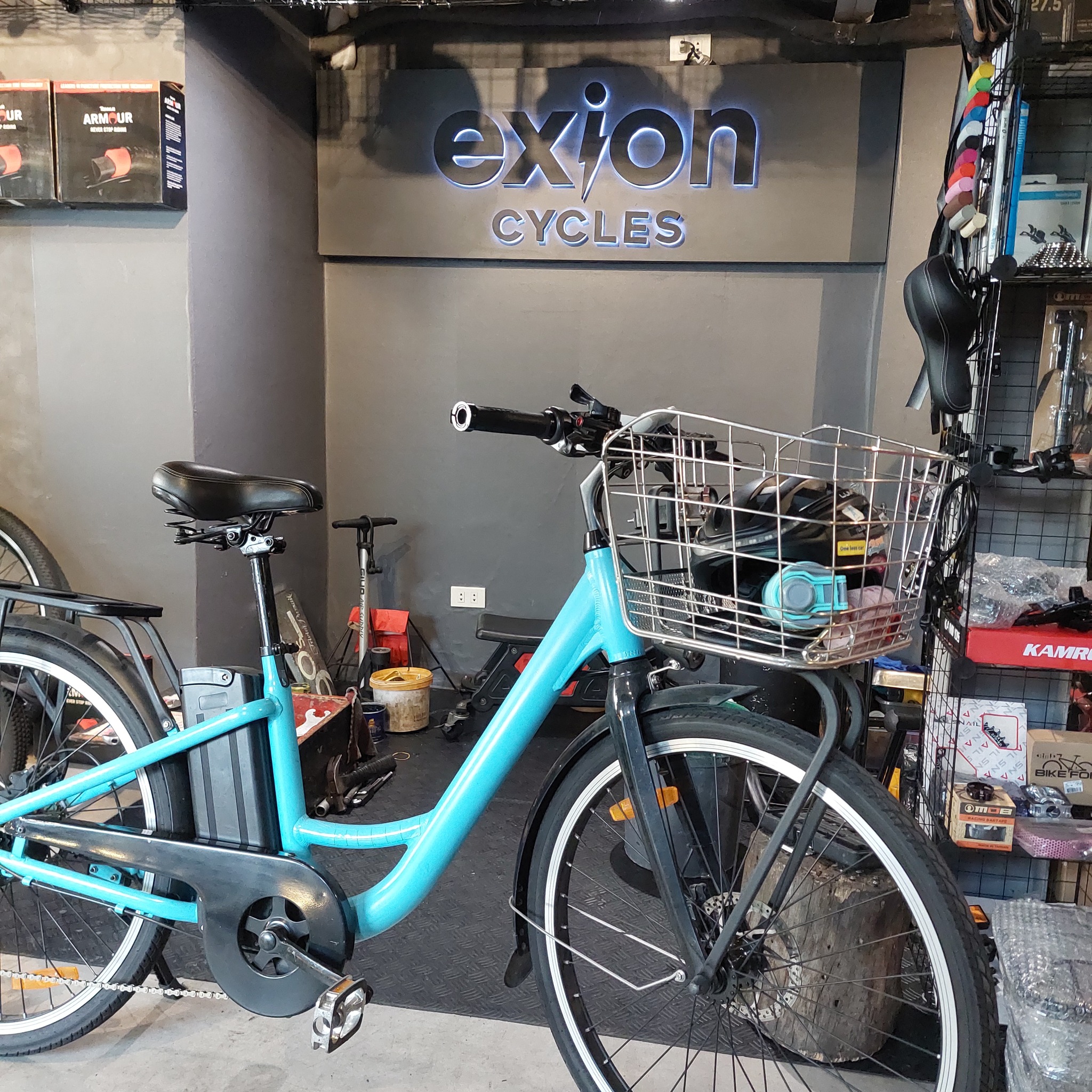 Exion - Custom Blue Breeze! Now on with its second owner =) This frame ...