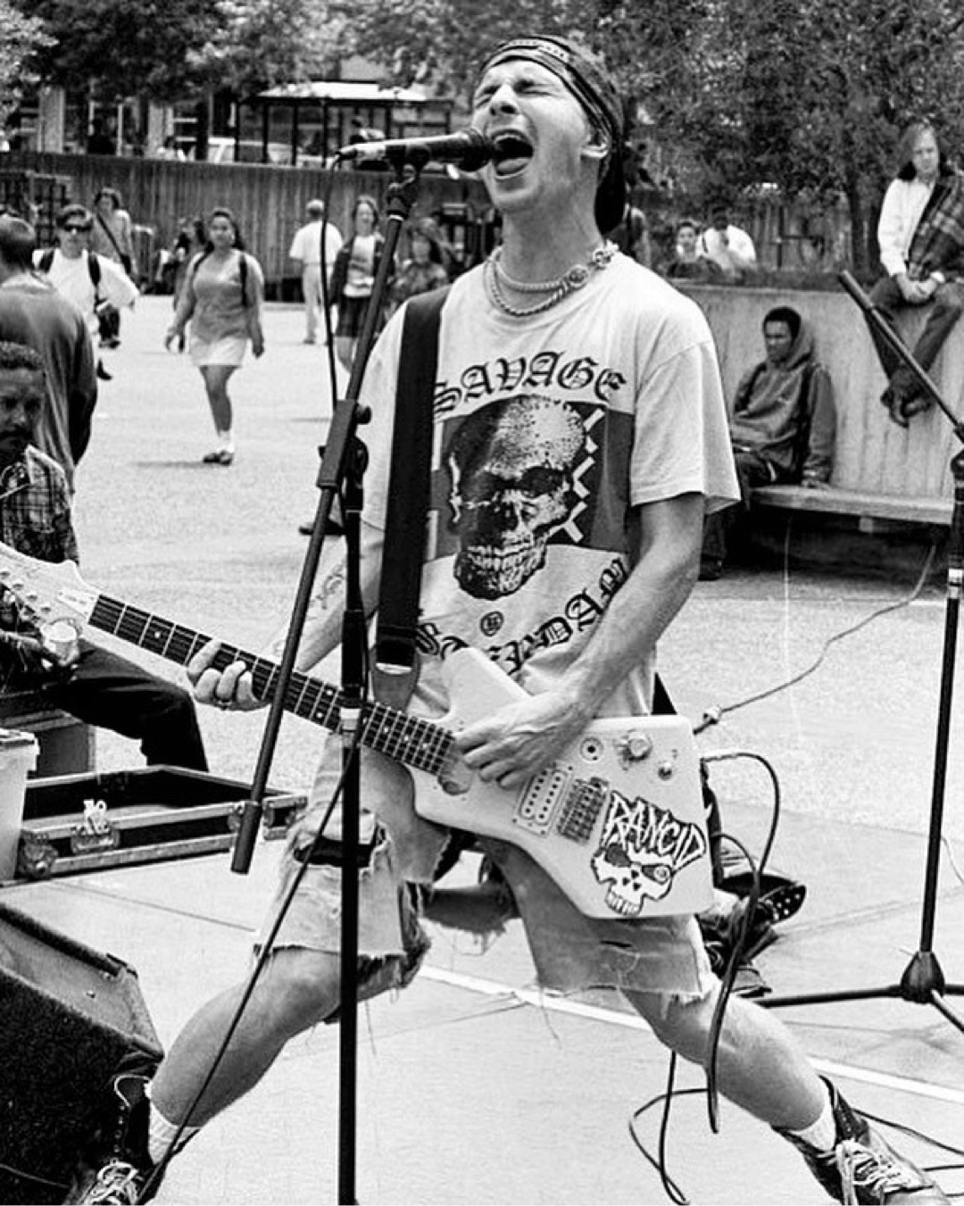 👊Tim Armstrong performs the Rancid classic 'Black Lung' with the
