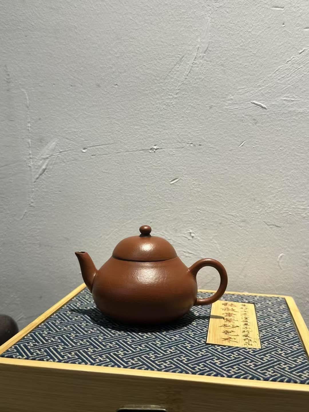 清代老朱泥小品梨形壶一线收的老紫砂壶，老朱泥，包浆温润浑厚，壶型