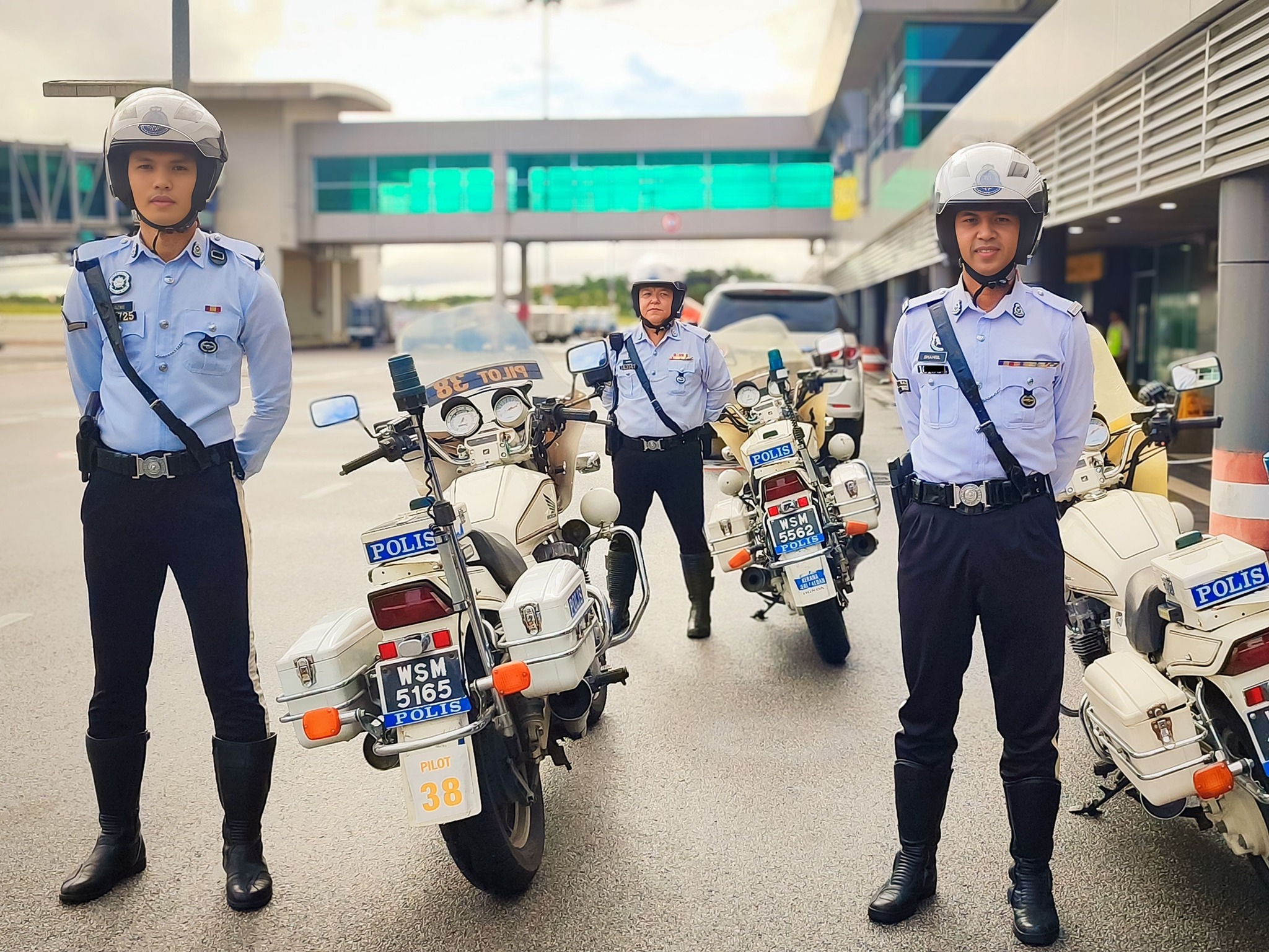 Abam - Masa tengah ride, terasa macam ada getaran kat dalam poket ...