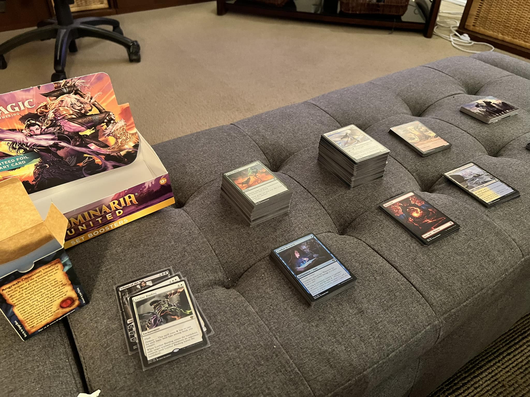 dominaria united set booster box opening etched Display Commander (a thick cardstock copy of the commander card with foil etched into the cards border and art) Dominaria United Draft Booster Box
