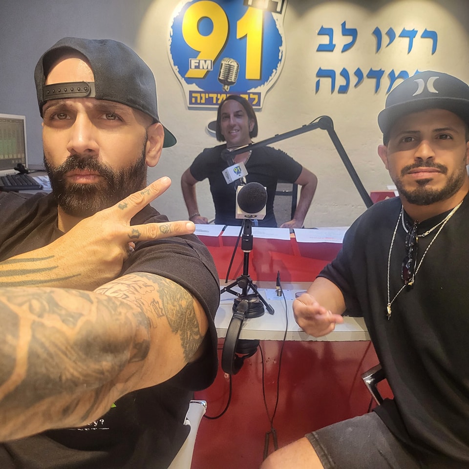 (הצל) - עולה לשדר עם אליקו ברדיו לב המדינה לשעה הקרובה תבחרו שירים שלי ...