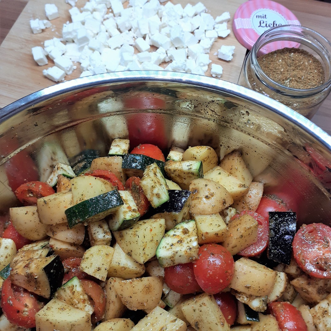 Beste GEWÜRZMISCHUNG für Ofengemüse ** Würzer anmischen, Gemüse 15 Minuten marinieren, ab in den Ofen und in 30 Minuten fertig. Sooooooooo lecker. Ich mach mein Ofengemüse jetzt nur noch so. 👍 **[https://youtu.be/fhSjP41bRX8](https://l. l