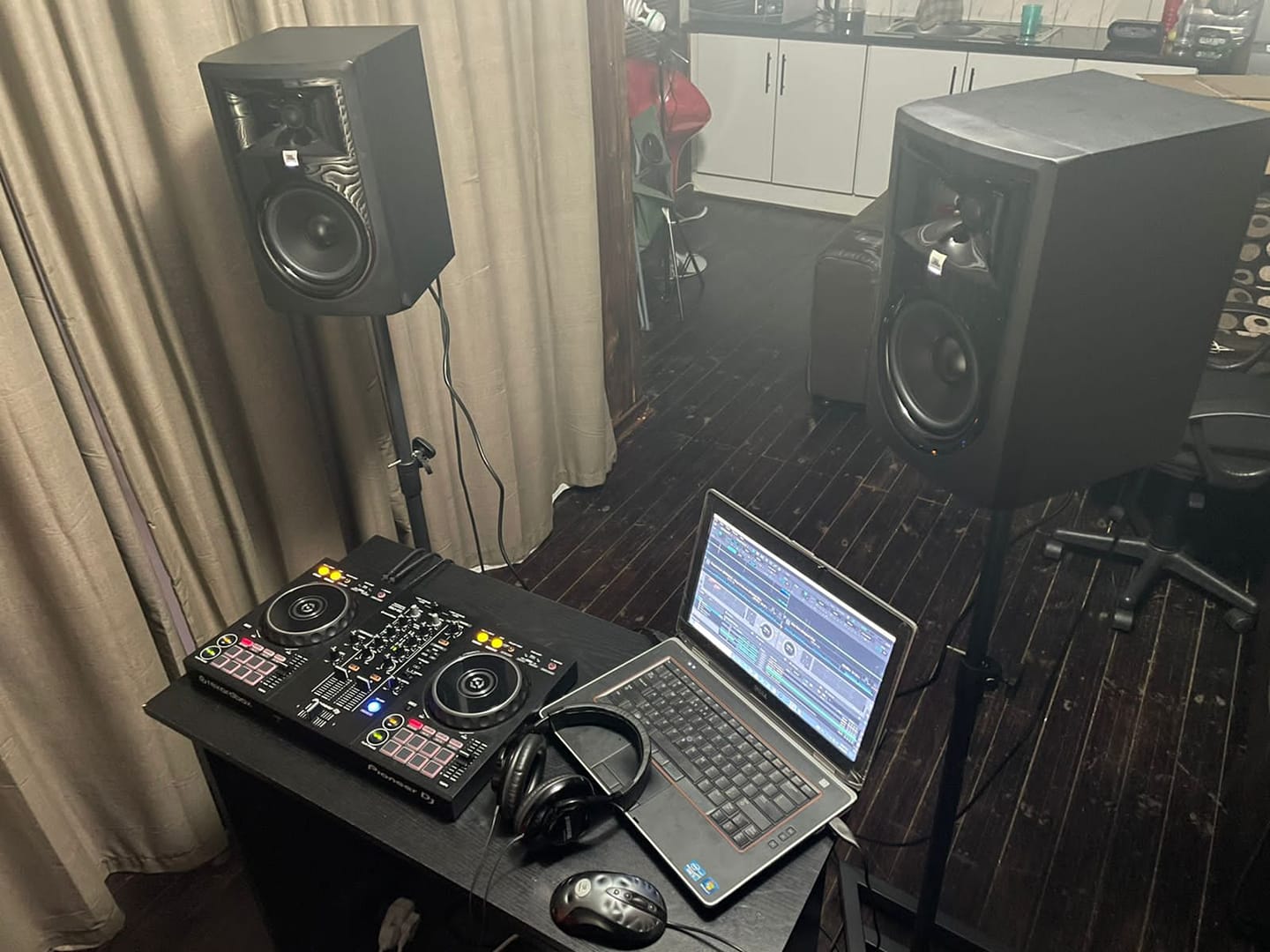 New setup, JBL 306P Mkll paired with my DDJ 400.😎