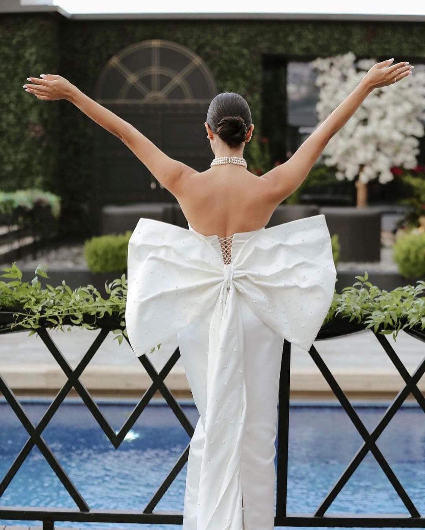 This engagement was downright bow-tiful! Obviously we had to find out who designed this gorgeous fit and guess what? You'll never believe, the bride sketched and designed this masterpiece herself. She told