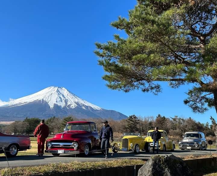 富士山16 My friends in front of Mt Juji in Japan. The What's Pumpkin F-100