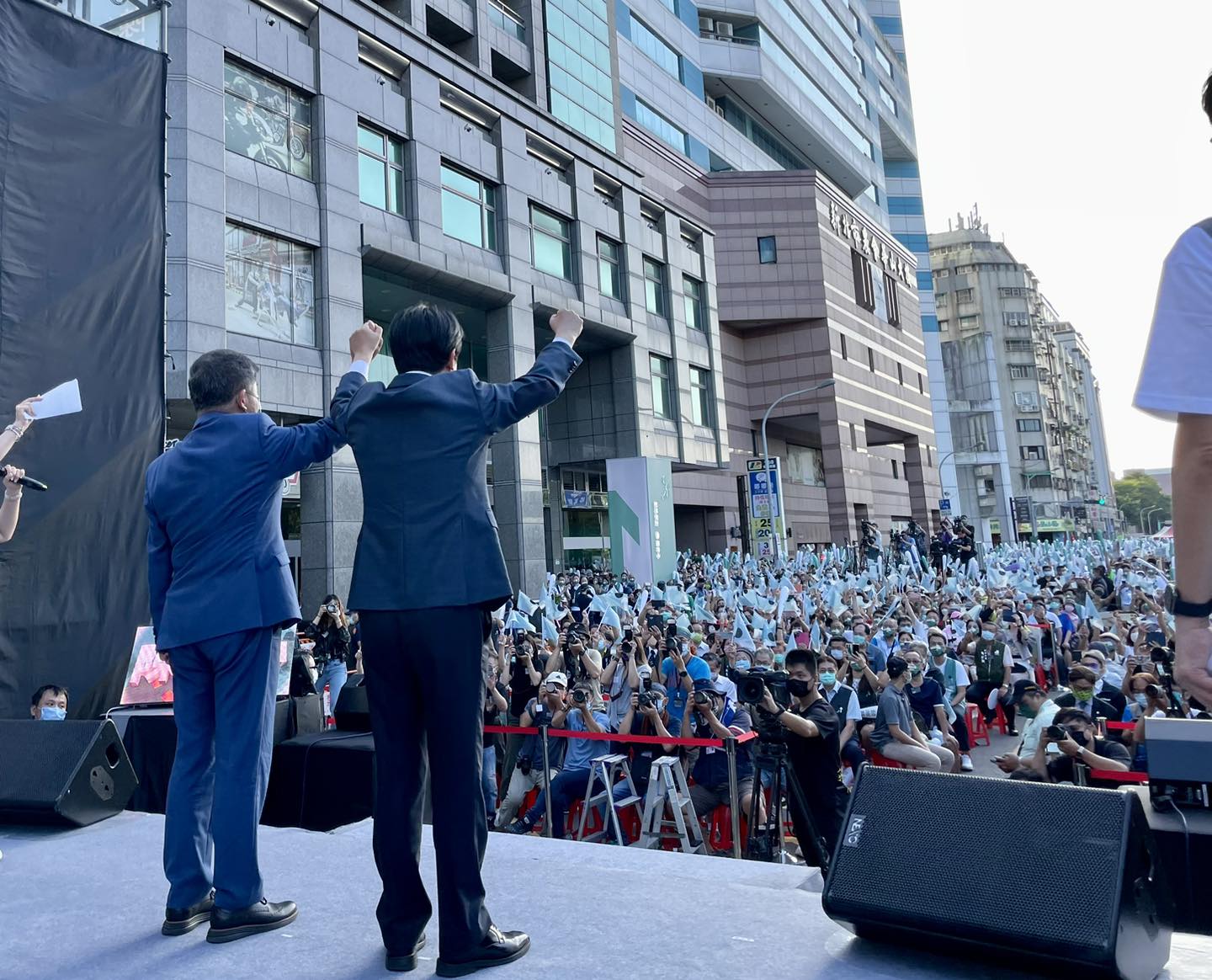 何志偉 - 阿中競選總部成立的！ 🍎重點：從被提名以來，我幫阿中辦的活動，已經破萬人參與。...