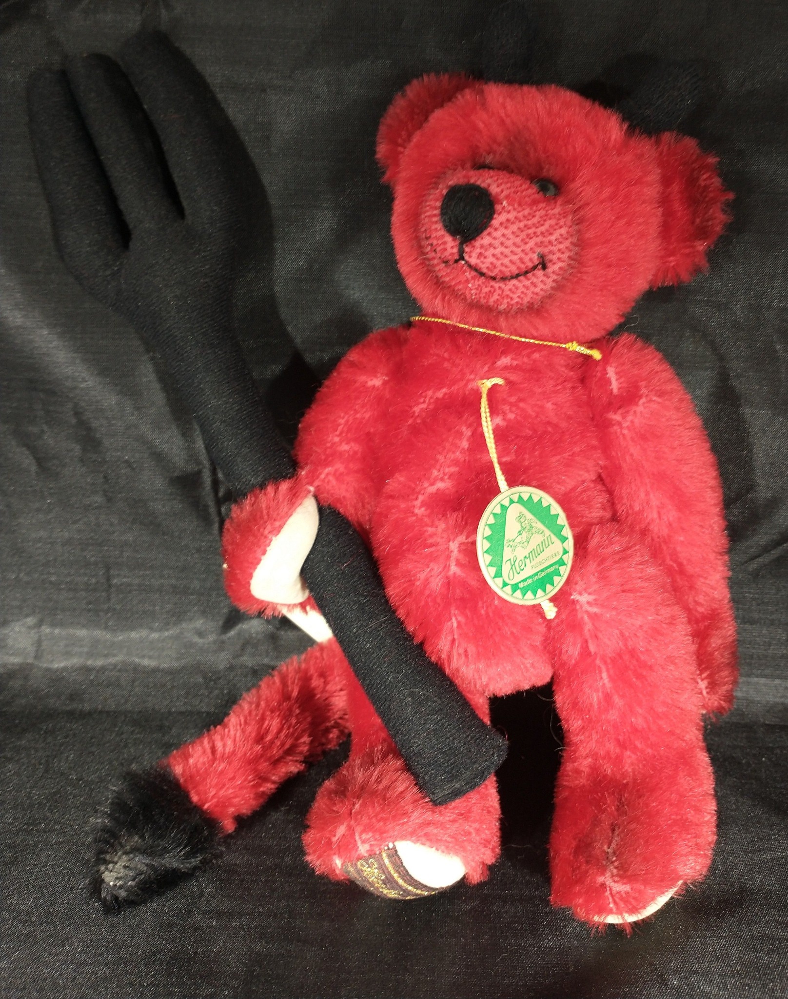 What is the Hermann 96112 teddy bear with little bears on its bow?