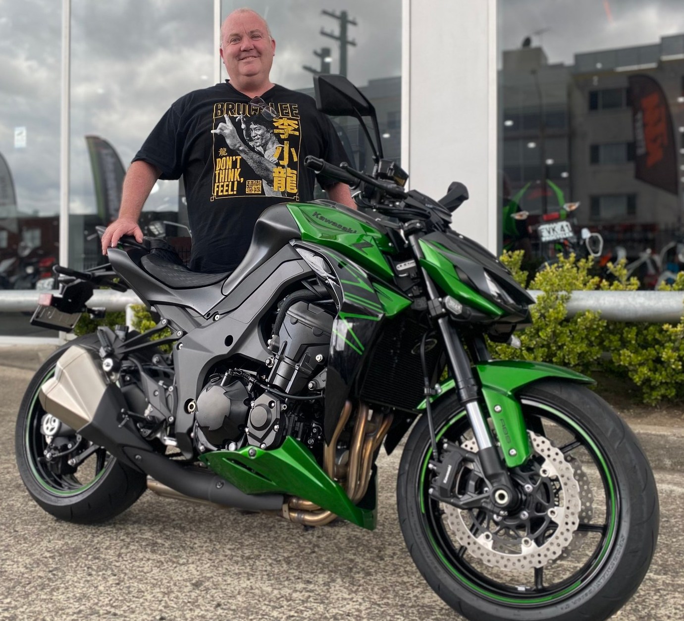 龍 The Z1000 is Kawasaki's Supernaked at its most focused. Striking