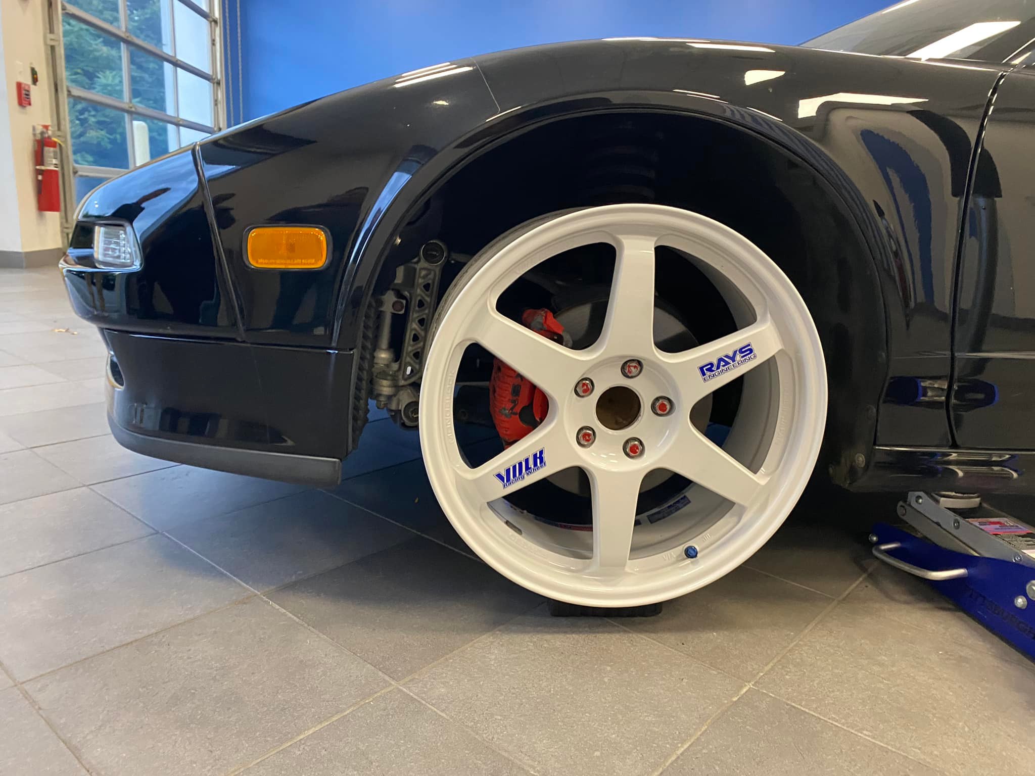 Do TE37 wheels come with center caps?