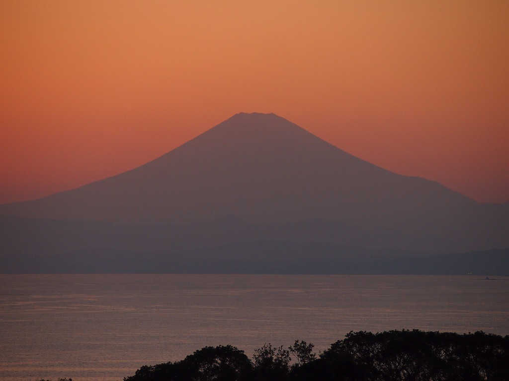富士山的23種姿態** 你見過幾種？ 赤富士。紅富士。黑富士。青富士。逆