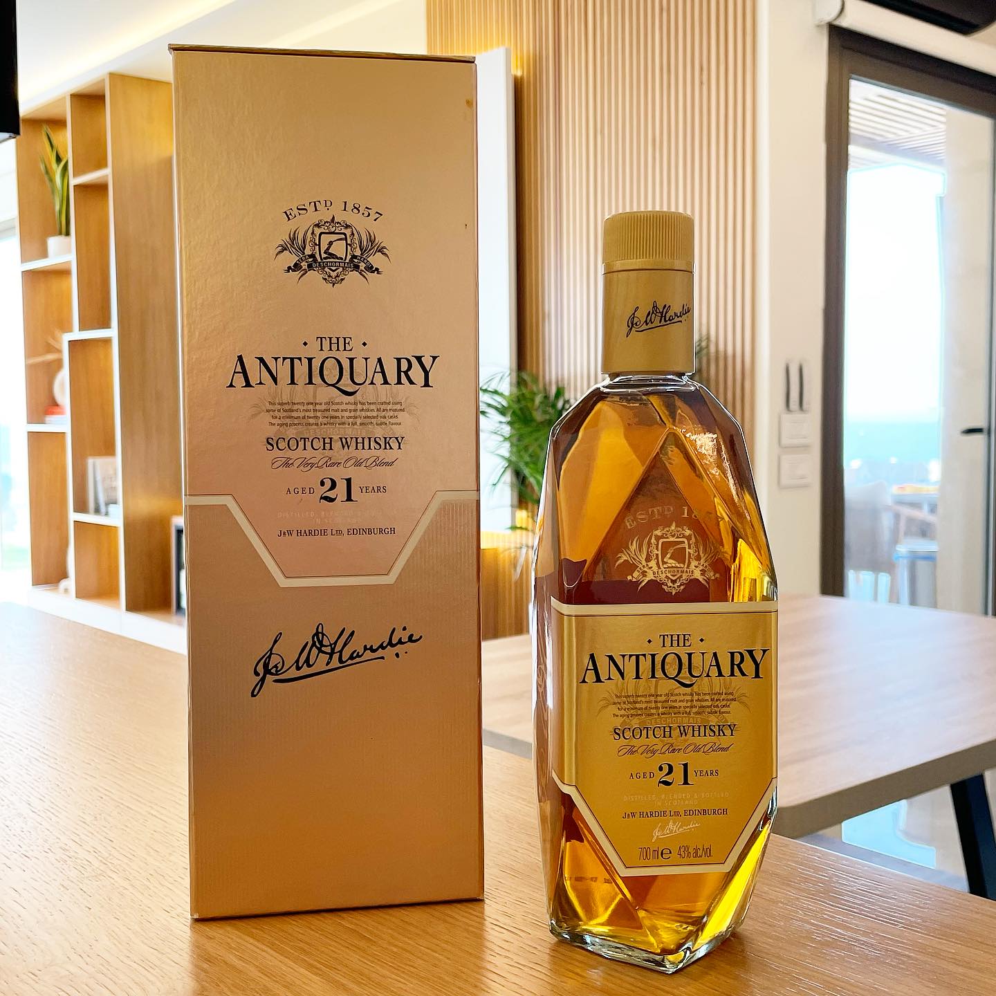 Ballantine's 21-year-old European oak-aged scotch whisky