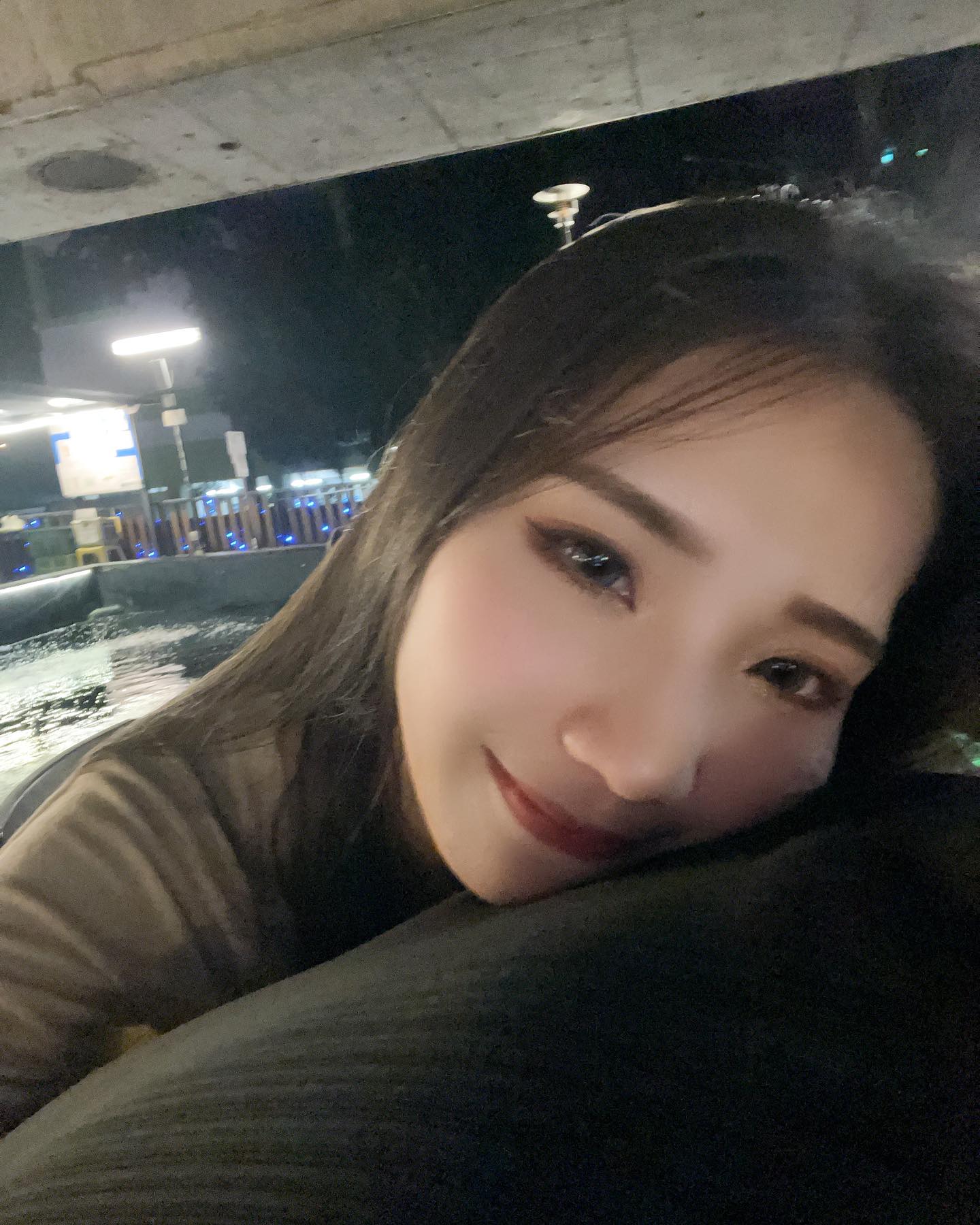 黃韻霏Anita - 解鎖第一次在新加坡釣蝦🦐 居然還是在捷運底下，實在是太酷了 池內有蠻大隻的小龍蝦🦞... | Facebook