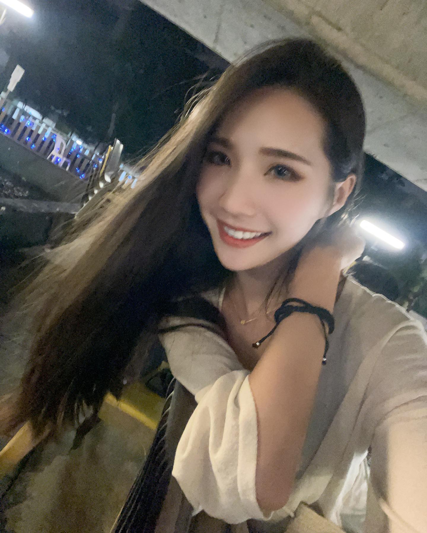 黃韻霏Anita - 解鎖第一次在新加坡釣蝦🦐 居然還是在捷運底下，實在是太酷了 池內有蠻大隻的小龍蝦🦞... | Facebook