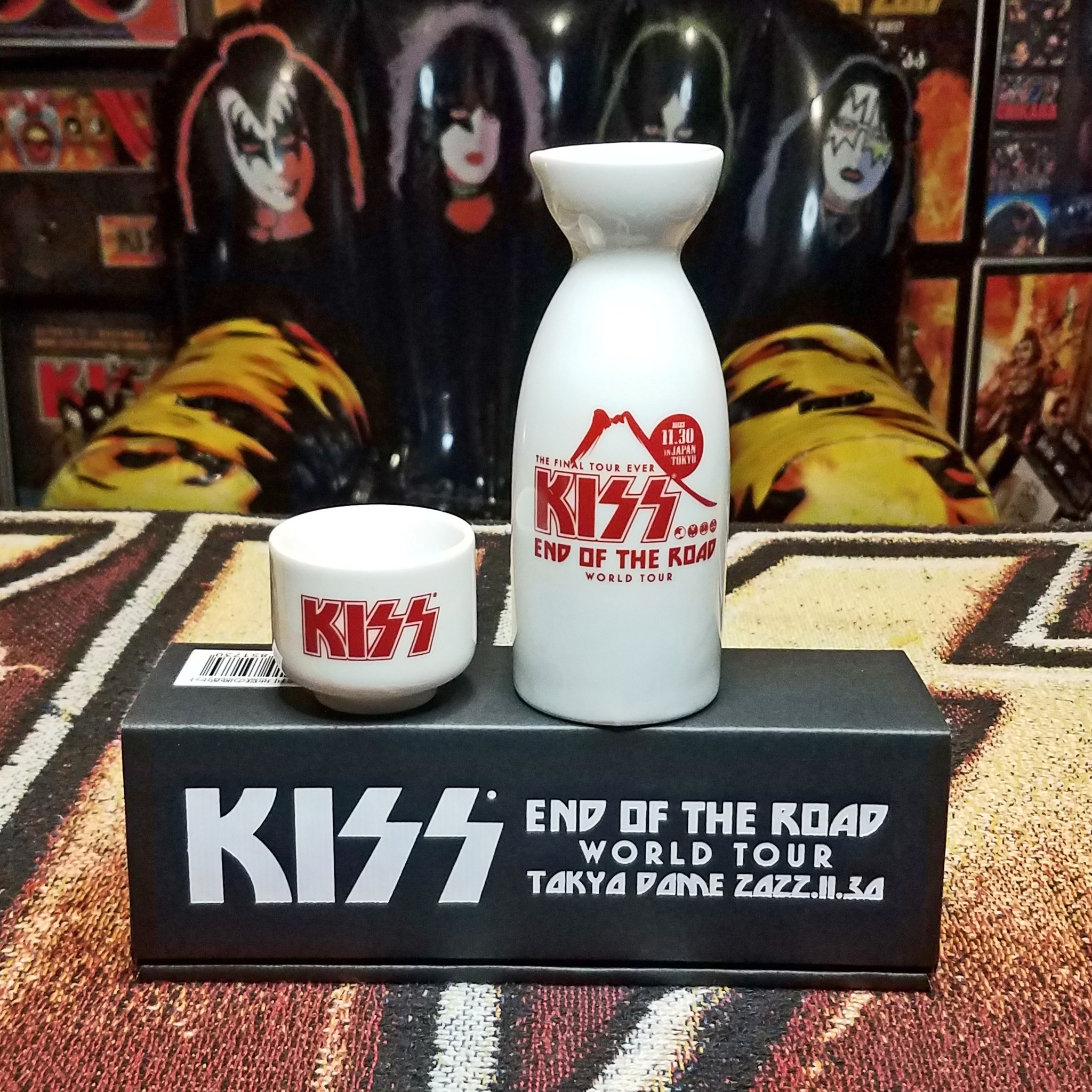 KISS END OF THE ROAD JAPAN TOUR 2019 セット KISS Sake display at TOWER Records Shibuya Tokyo, Japan. End Of