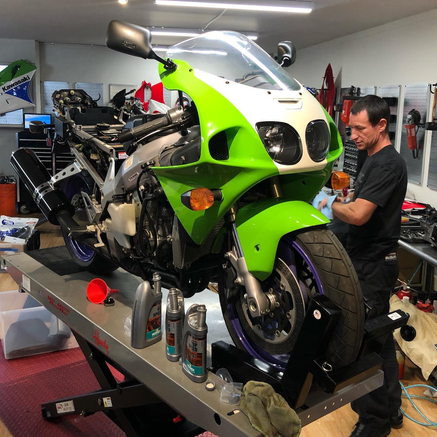 Ollie has the ZX7RR vin 00038 back on the lift as some parts are