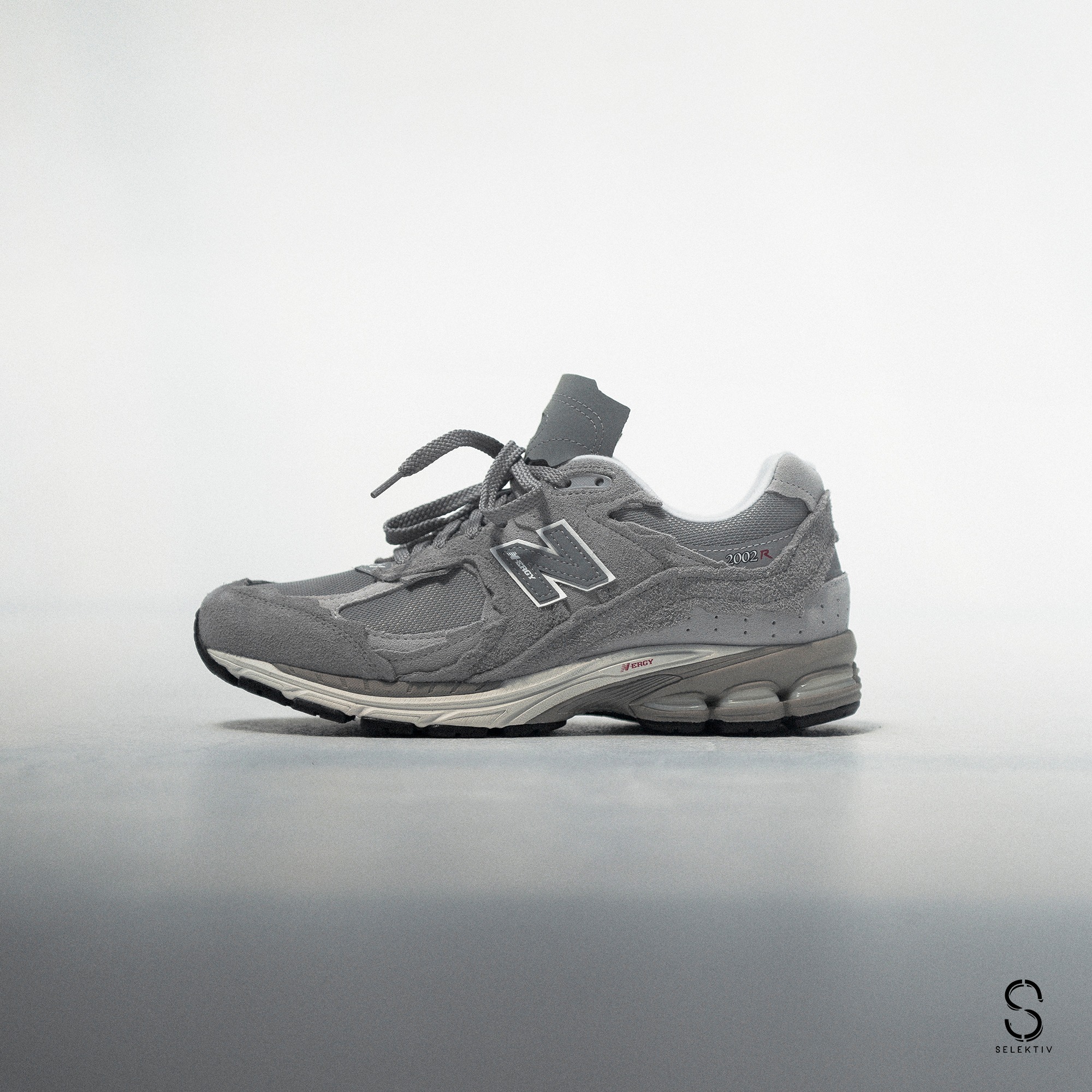 New Balance 2002RDM Available now at Selektiv Color Grey Size: 6 