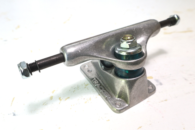 未使用 80s TRACKER ビンテージ TRUCKS ULTRALITE Still have these 9“ Tracker trucks (swapped one hanger back then