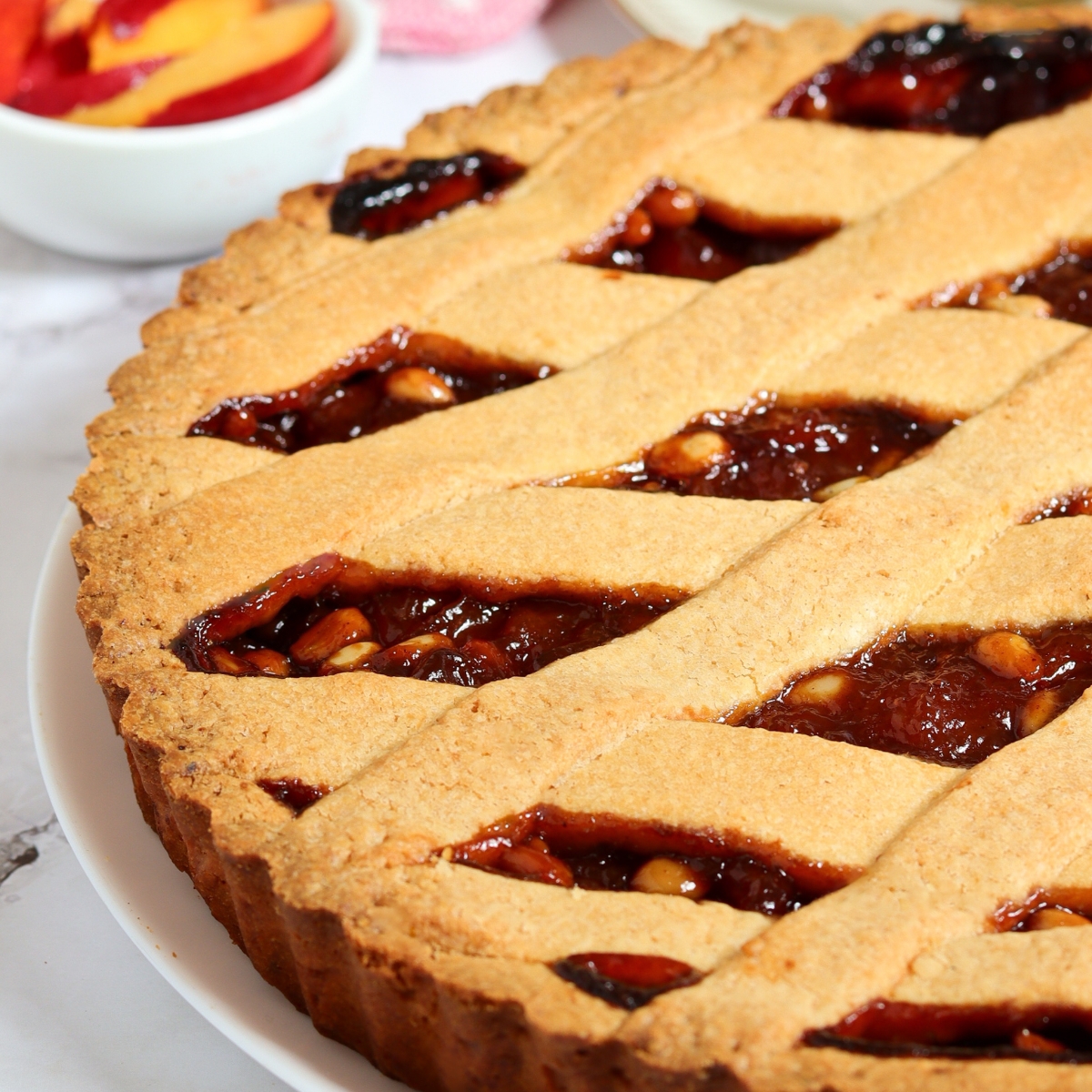 al-ta-cucina-crostata-di-pesche-e-pinoli-la