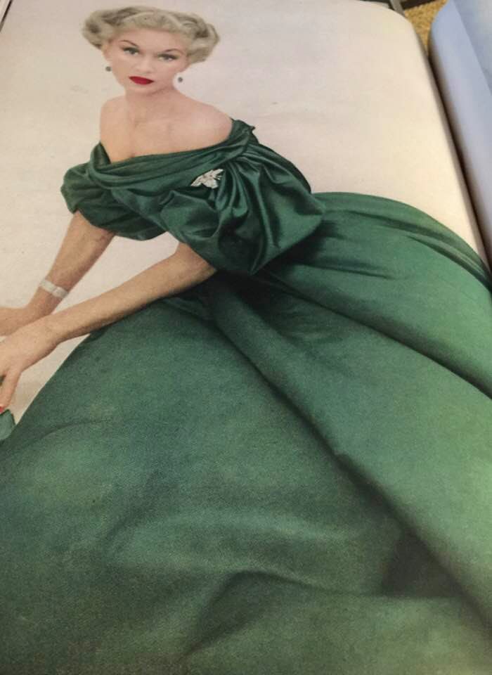 calvin klein kelly green dress Ross said “wow,” and so did an entire generation. Rachel Green's mint-green debuted in The One Where No One's Ready (1996), and fashion hasn't quite recovered since. That's not 070926