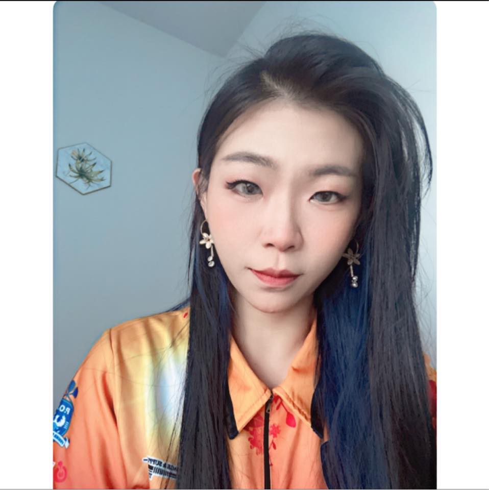 我们三个凑在一起 除了会疯狂也能办正事🤣 不对！是办正事突然发疯🤣 跟上时代 误闯天家！ | Huiqin Lim | Facebook