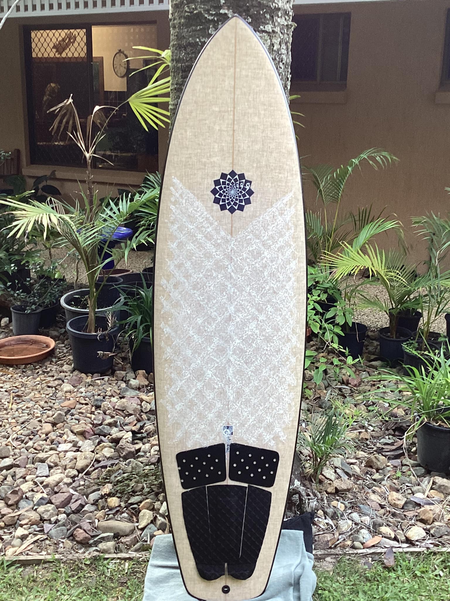 How does the Gary McNeill Pip twin surfboard perform for a 6'0