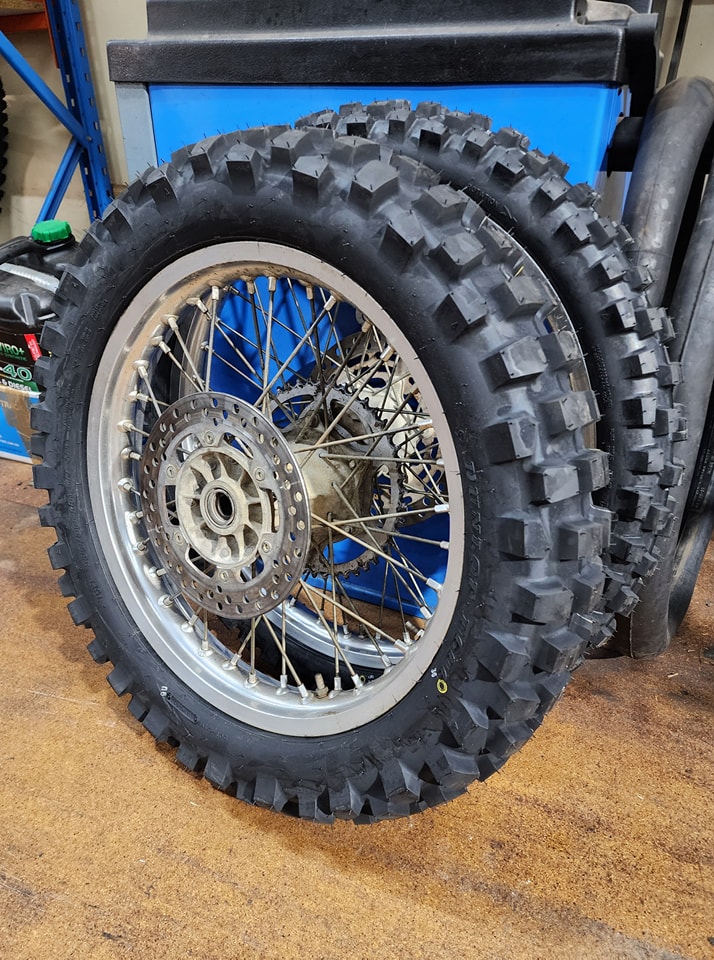 Suzuki DR-Z 400 with new Dunlop D606 and Pirelli MT21 tires