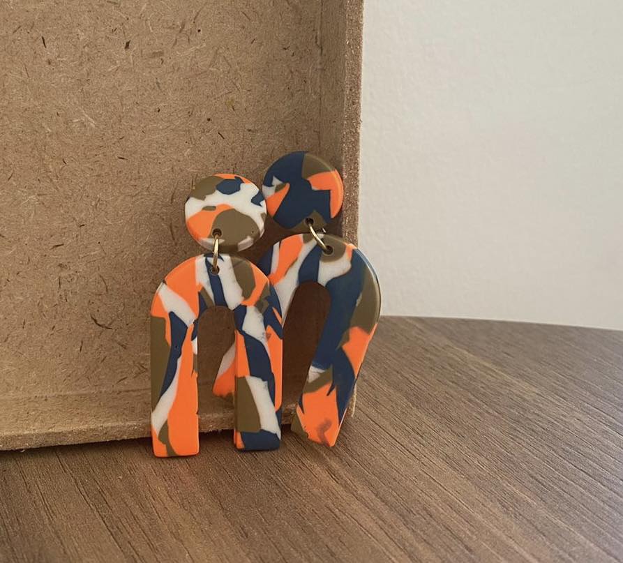 Eya - Ya estamos casi fin de semana… así que les dejamos estos aretes ...